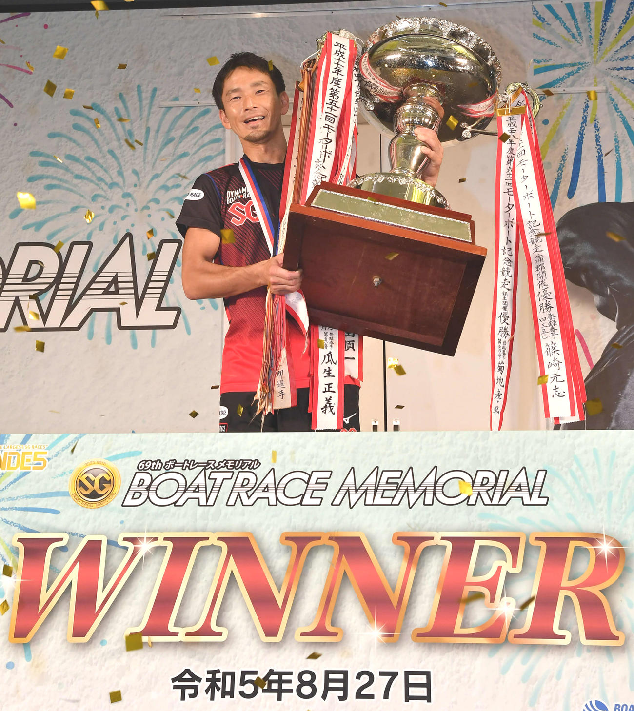 笑顔で優勝カップを掲げる馬場貴也