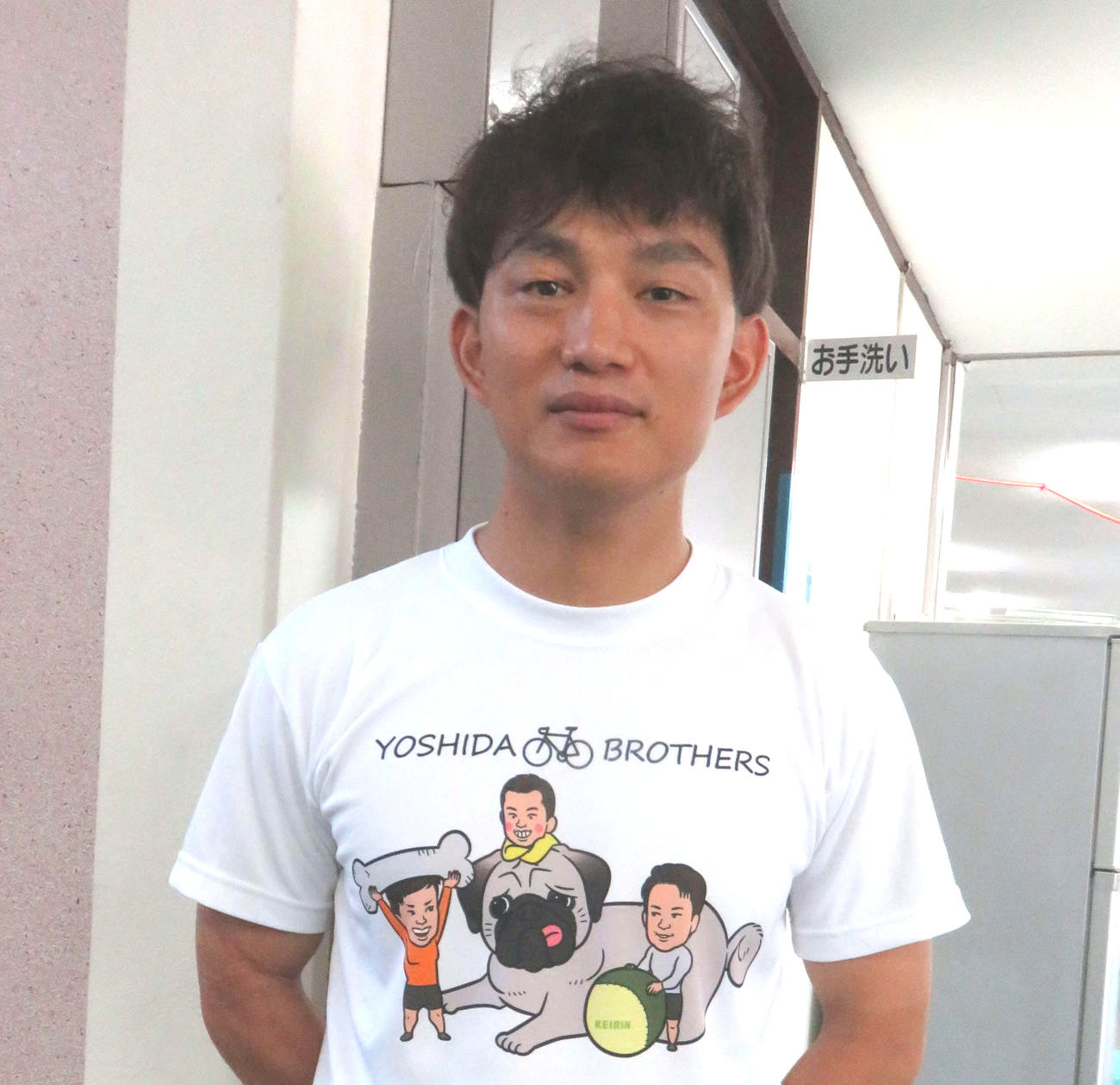 松崎広太が練習仲間吉田拓矢らのイラストがデザインされたTシャツを着て取材に応じる（撮影・野島成浩）