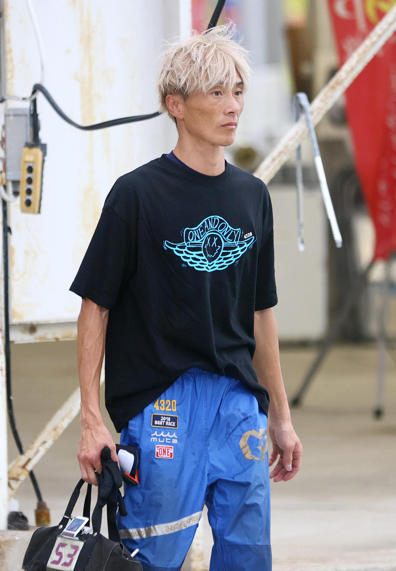 峰竜太が上昇ムードの53号機を手にした（撮影・上山淳一）