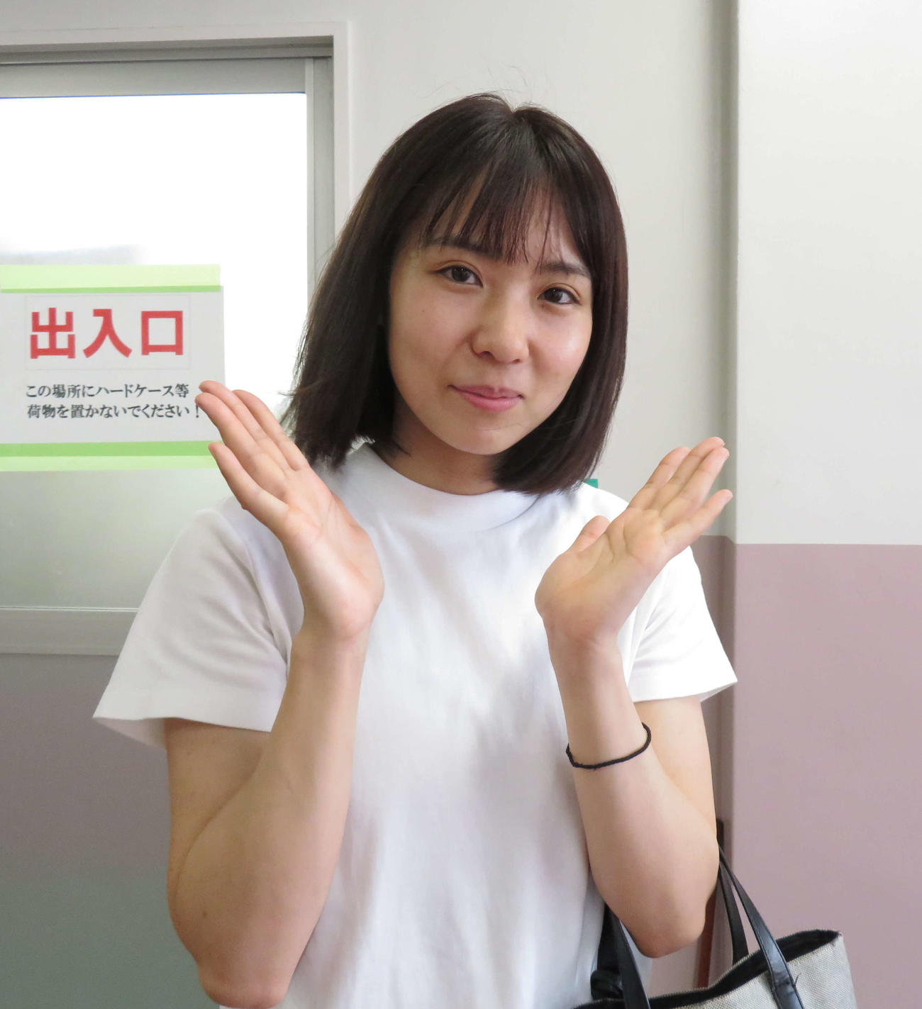 「セロリ・ポーズ」を披露する藤巻絵里佳（撮影・栗田文人）