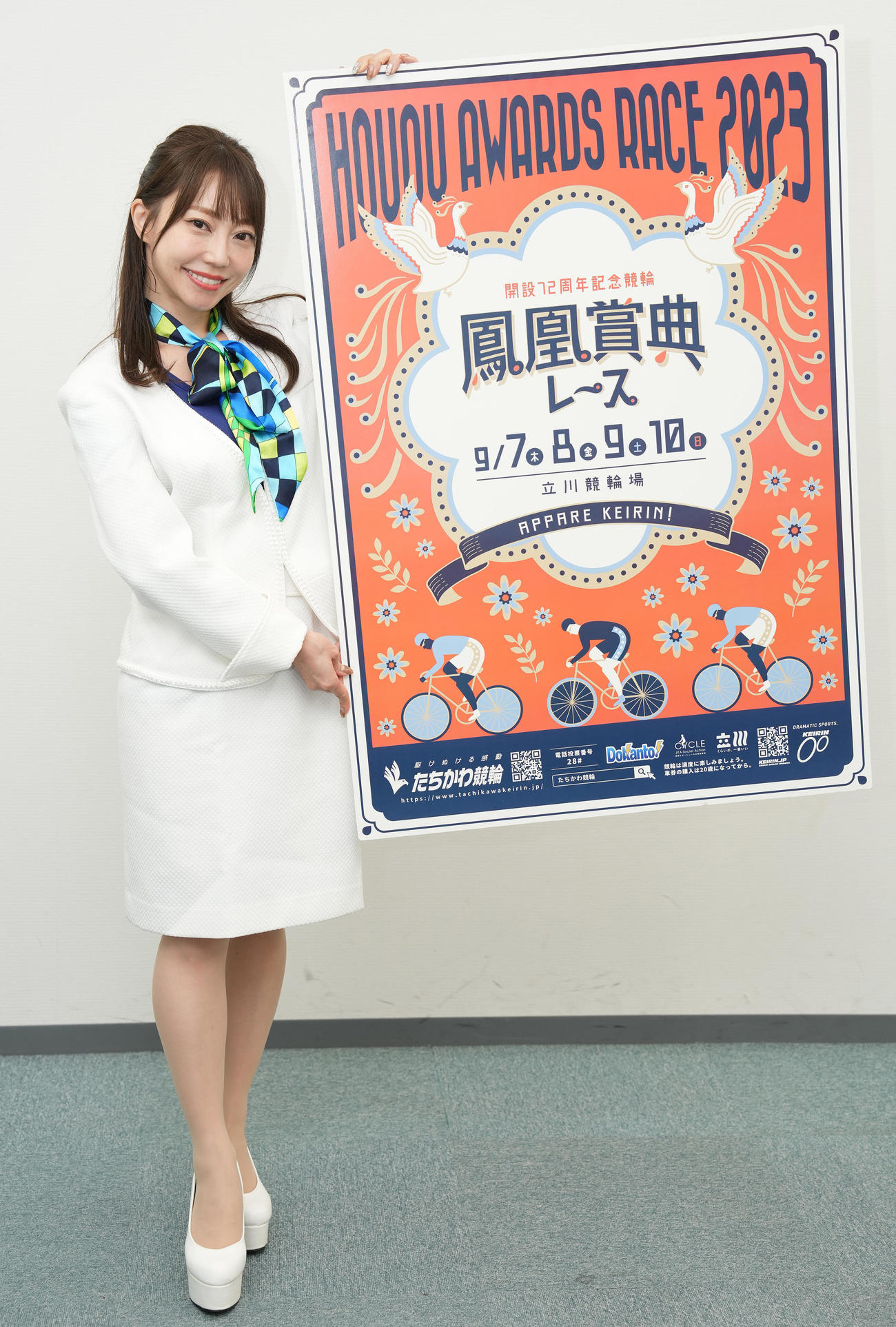立川競輪G3鳳凰賞典レースのPRで来社した城戸ひなの（撮影・鈴木みどり）