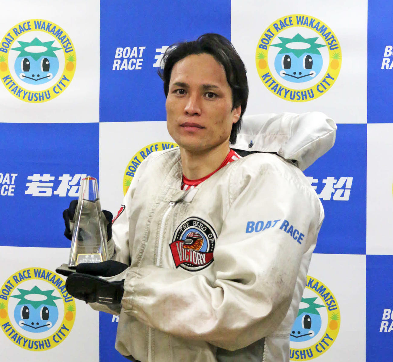 今年2度目の優勝を飾った清水敦揮が、かっぱくんトロフィーを掲げる