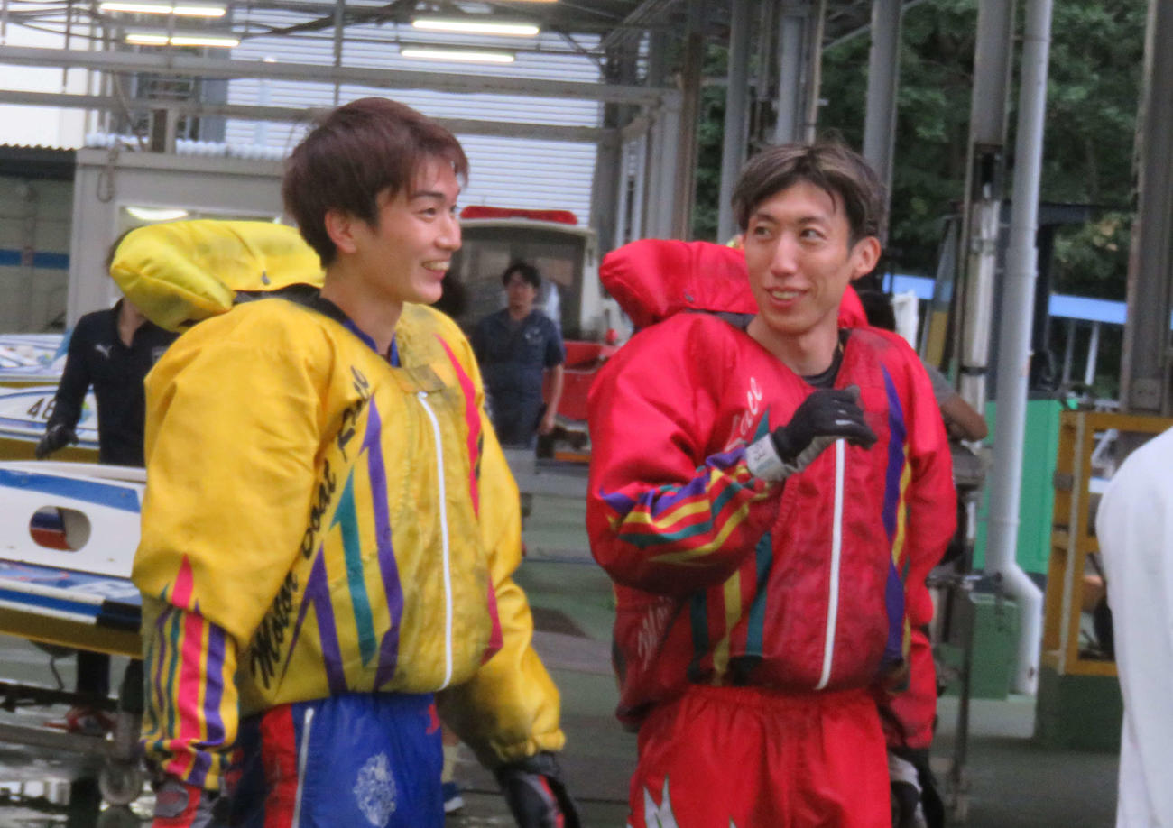 尾上雅也（右）は道中逆転で羽野直也を下し、笑顔で板垣侑我と話しながら引き揚げてきた