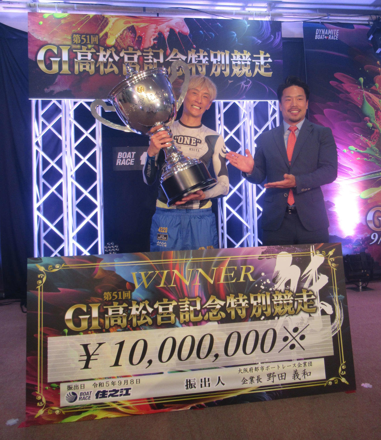 峰竜太（左）が今年8度目の優勝を飾り、競輪選手の古性優作から祝福された