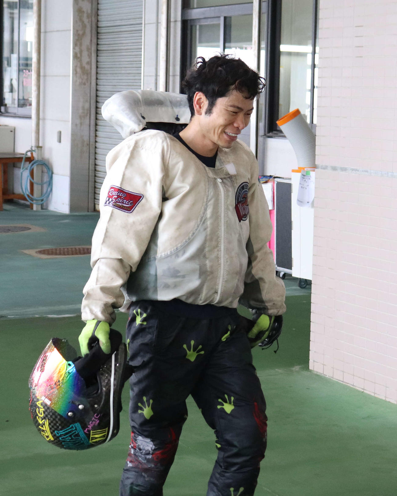 柳内敬太が初日連勝。笑顔でピットに引き上げてきた
