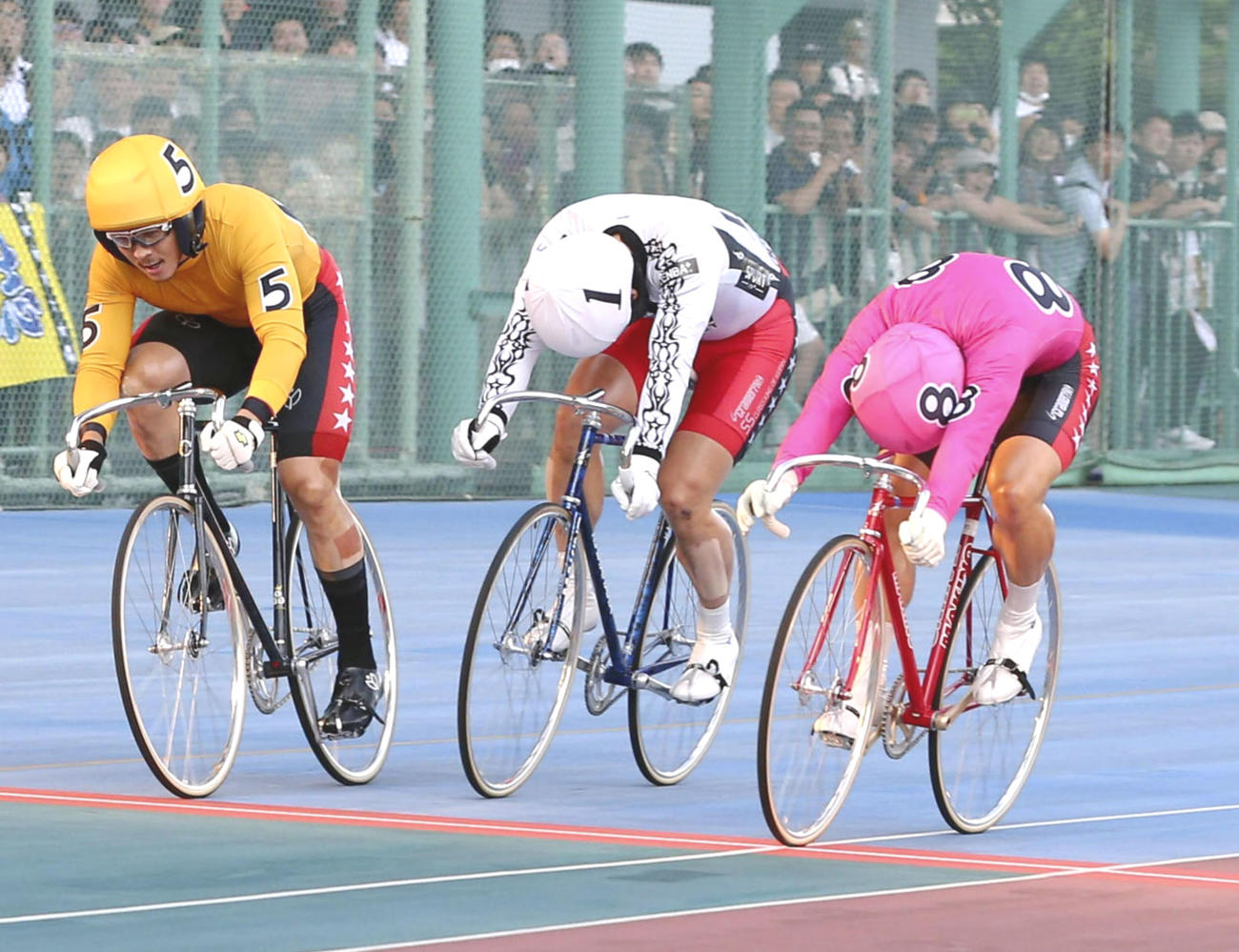 決勝でゴールする1着の森田優弥（右）、2着の佐々木悠葵（左）、3着の平原康多（中央）（共同）