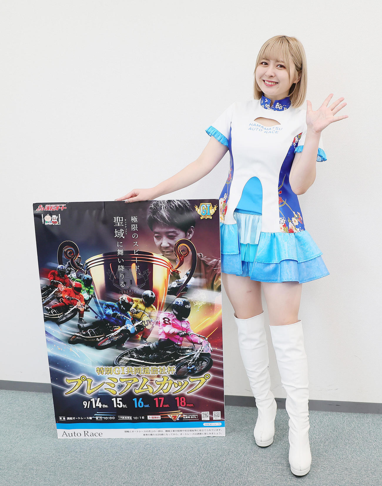 浜松オート「特別G1共同通信杯プレミアムカップ」をPRするレースヴィーナスのJIN（撮影・足立雅史）