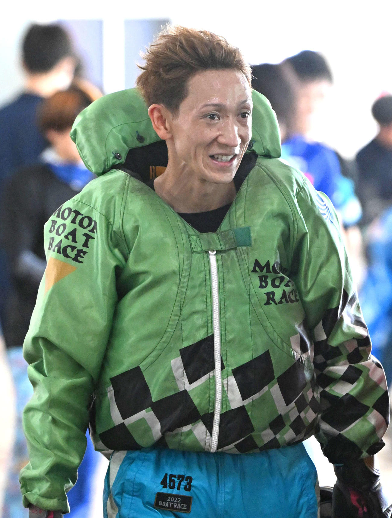 軽快な回り足を生かして突き抜けを狙う佐藤翼