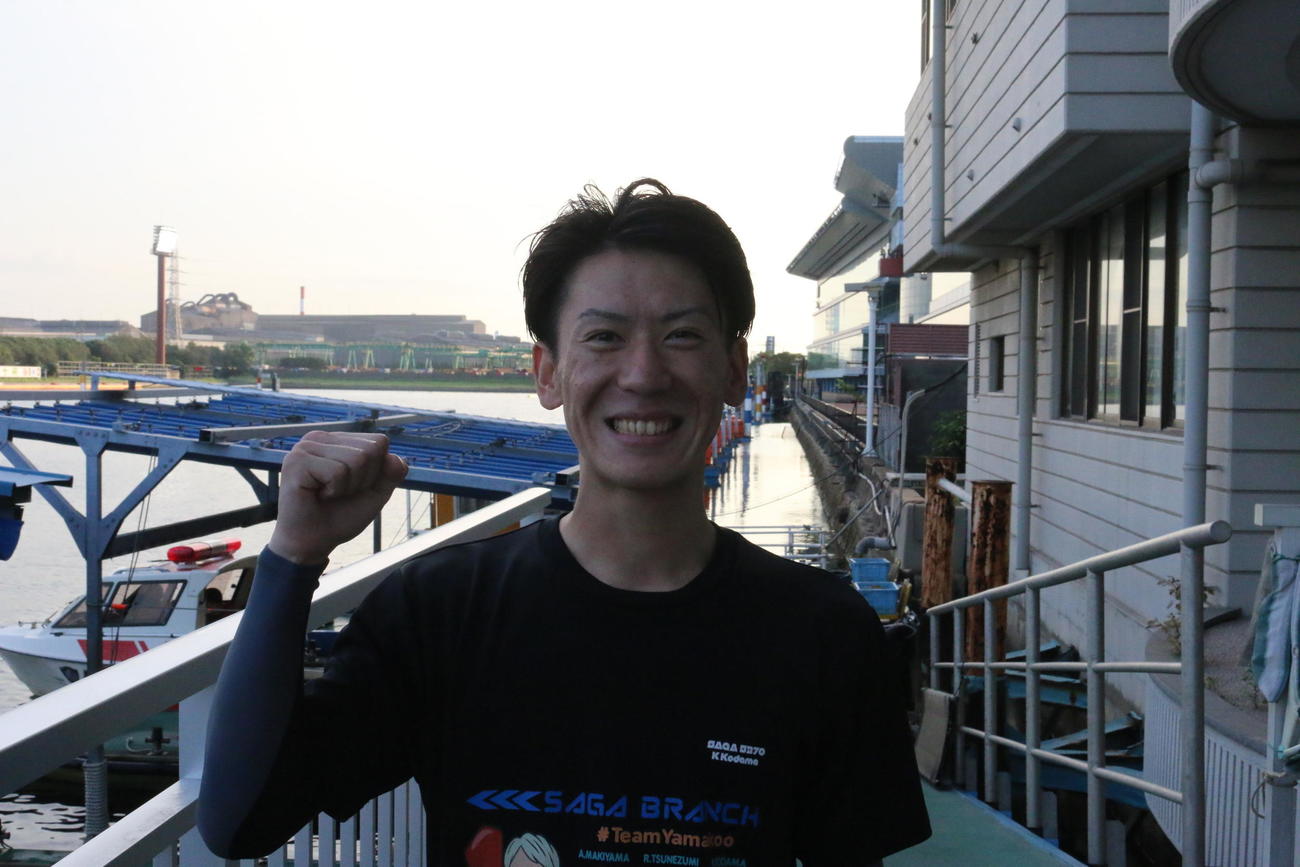 1Rで5コースまくり差しを決めた小玉啓太がデビュー119勝目でうれしい初勝利を飾りガッツポーズ