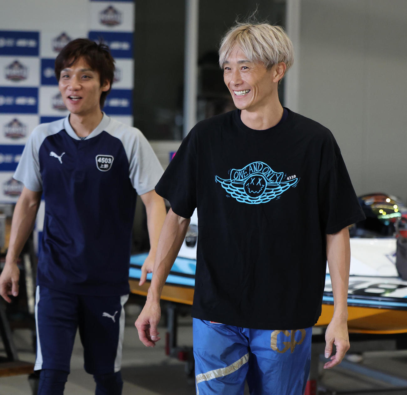 上野真之介（左）と談笑する峰竜太（撮影・野上伸悟）