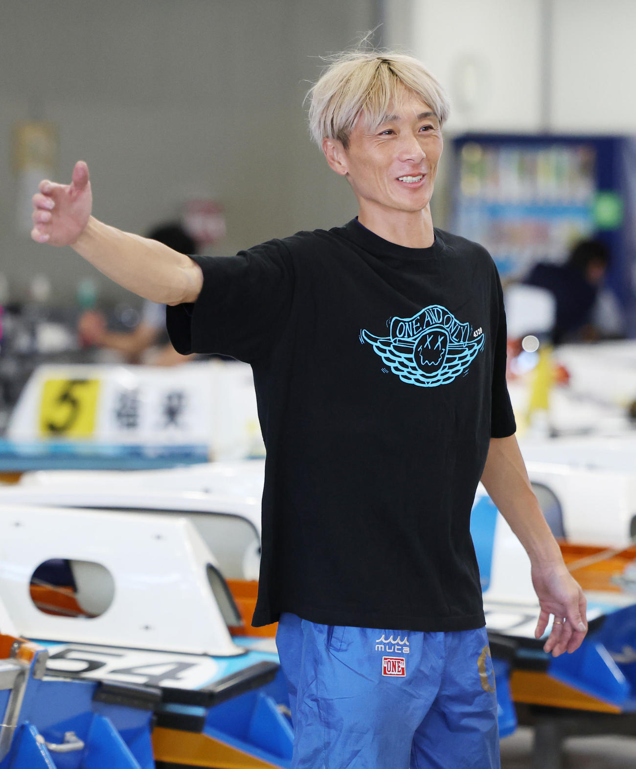 笑顔を見せる峰竜太（撮影・野上伸悟）