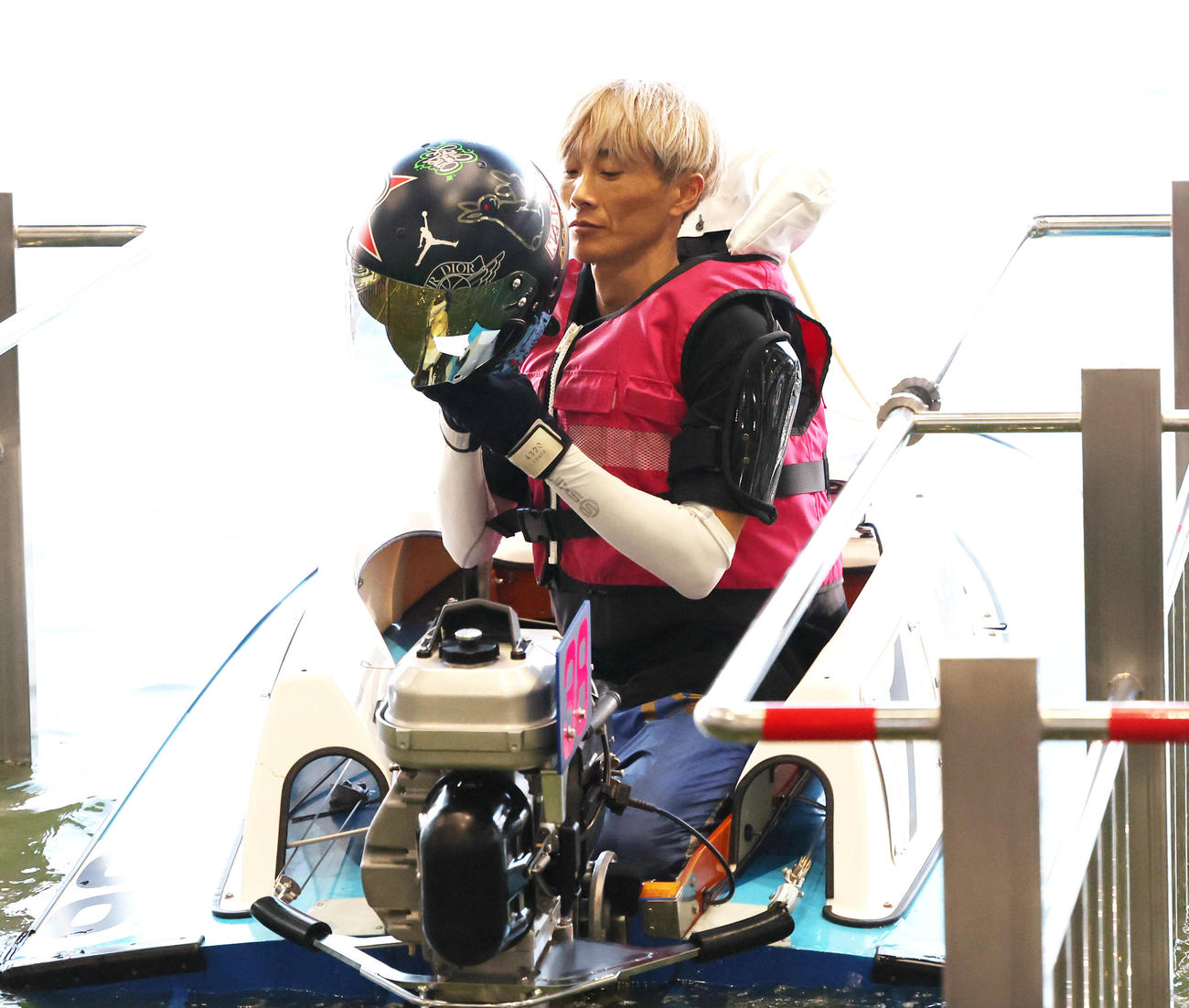 ヘルメットをかぶる峰竜太（撮影・野上伸悟）