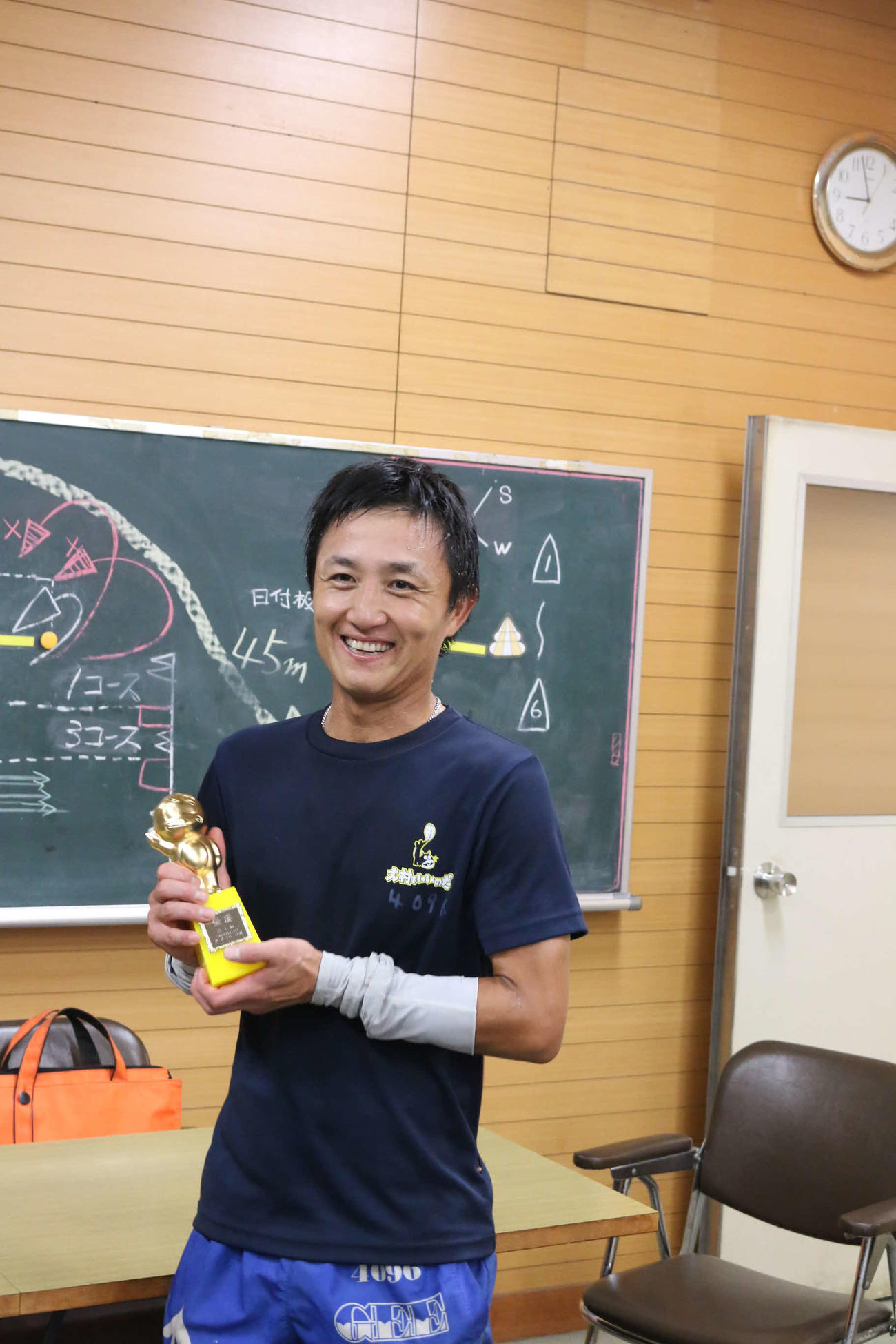 イン逃げで前節の大村G3に続く2節連続優勝を飾った石橋道友はかっぱくんトロフィーを手に笑顔を見せた