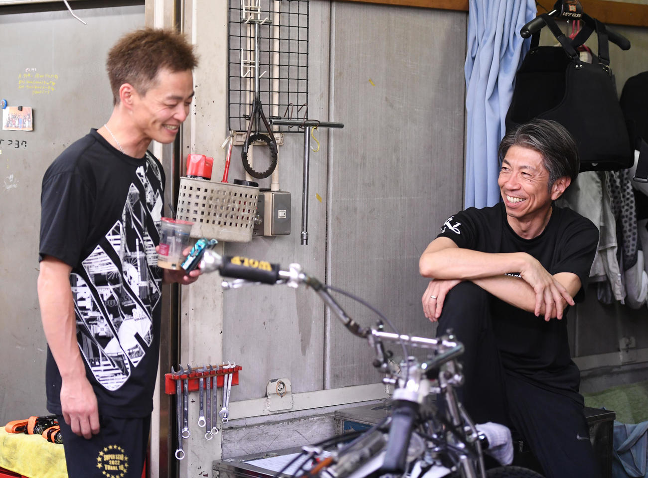 高橋貢が新車のパワーアップを図る（撮影・柴田隆二）