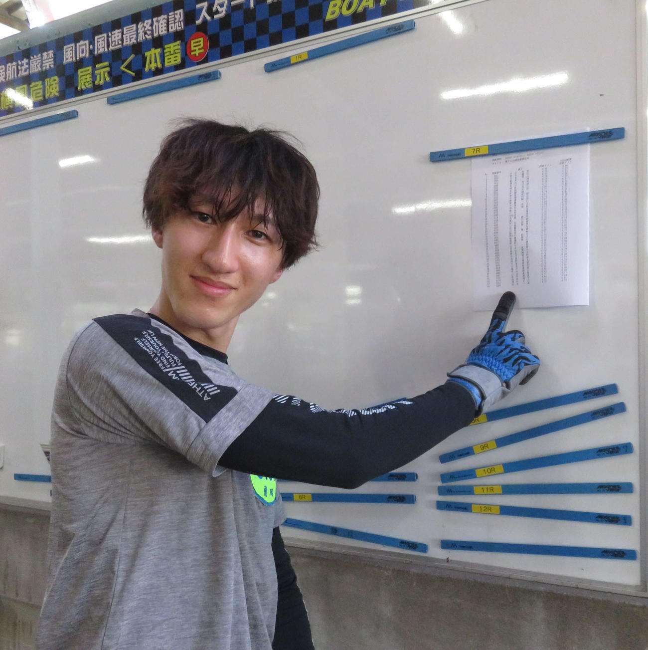 戸田ボート　飛田江己が自身の1番時計6秒61が記された表を指さす（5191）