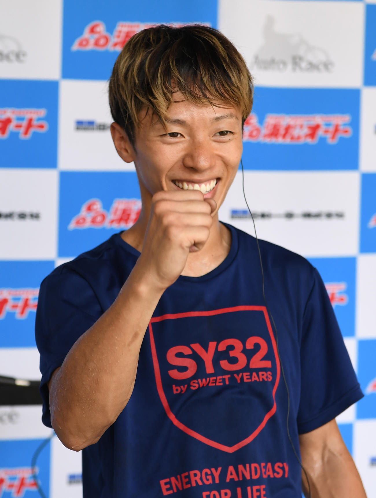 予選2Rで1着の小林瑞季はガッツポーズする（撮影・柴田隆二）