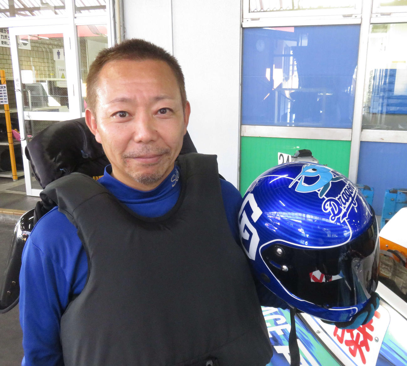 伊藤誠二は中日ドラゴンズのマスコットキャラクターやチームロゴをデザインしたヘルメットとともに戦っている