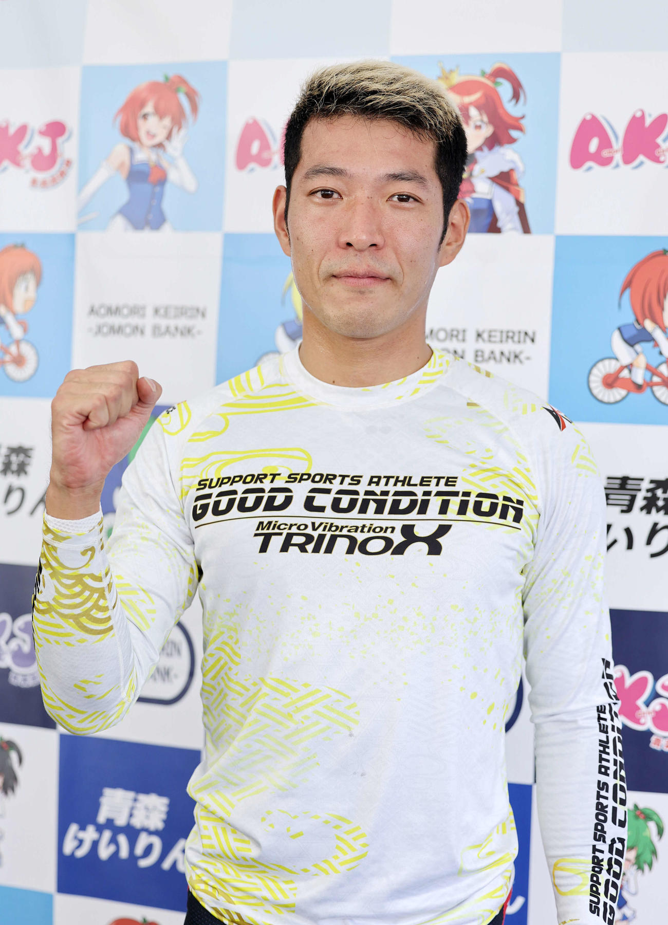 ポーズを決める佐藤壮（撮影・鈴木正人）