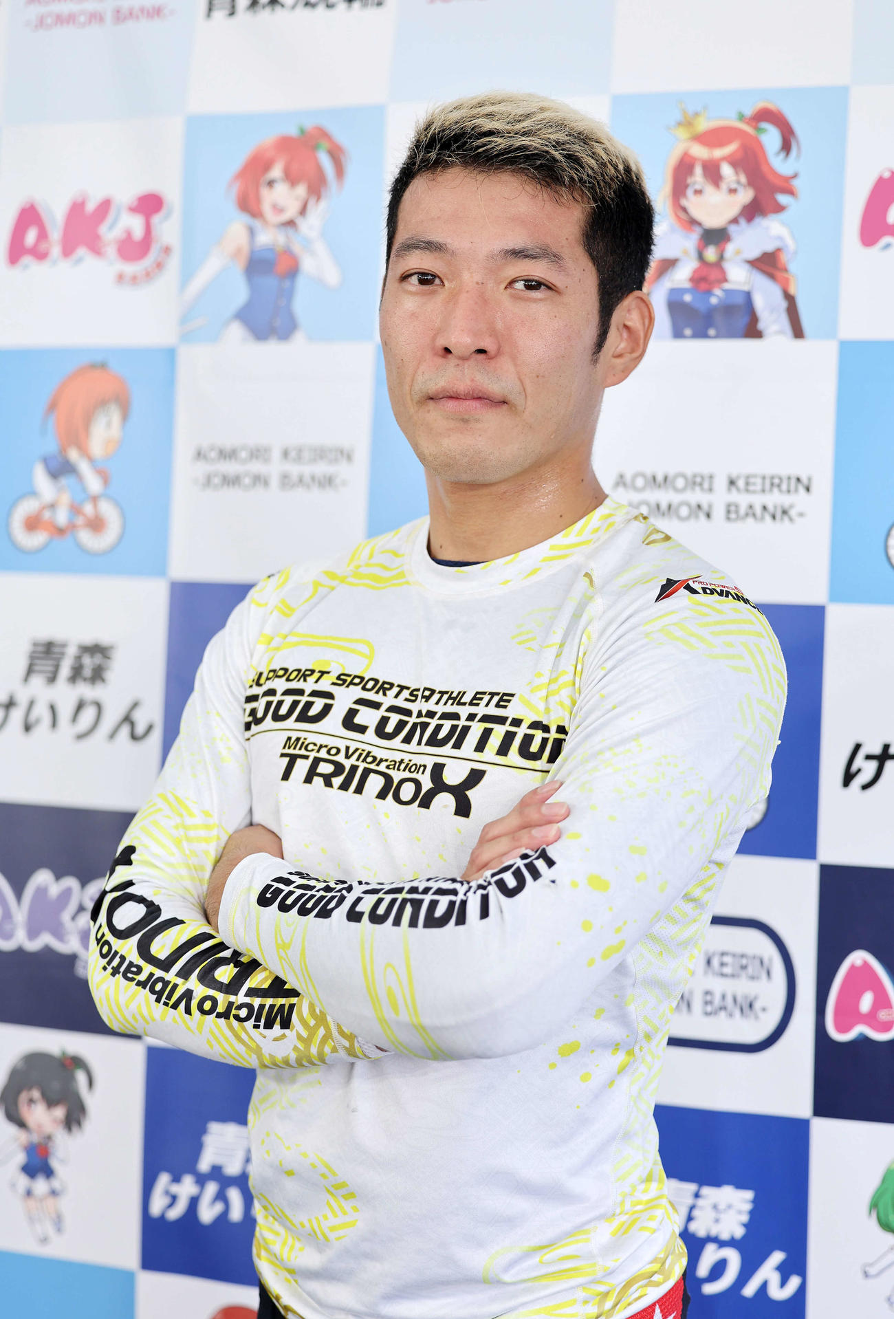 ポーズを決める佐藤壮（撮影・鈴木正人）