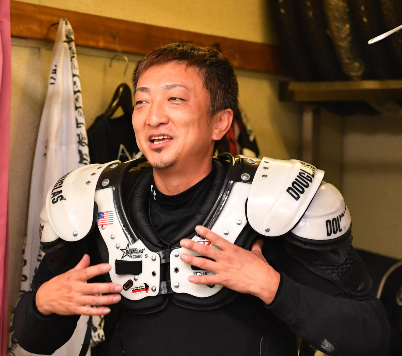 準々決勝戦10Rで2着の荒尾聡は笑顔を見せる（撮影・柴田隆二）