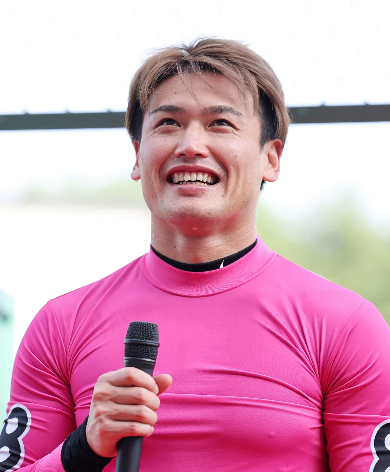 勝利者インタビューで笑顔を見せる阿部拓真（撮影・鈴木正人）