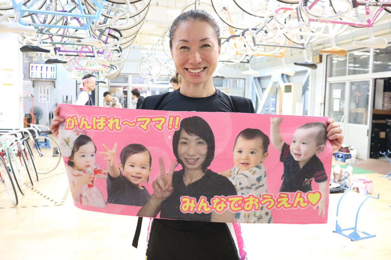 猪頭香緒里は2人の子供があしらわれたタオルを手に笑顔（撮影・音無剛）