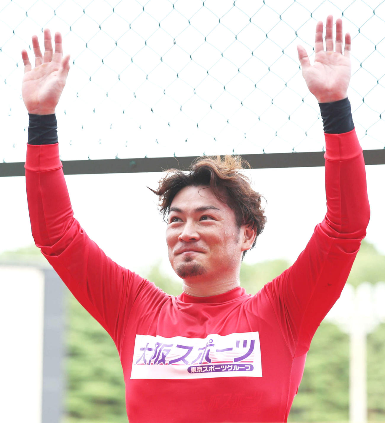ファンに笑顔で手を振る稲川翔