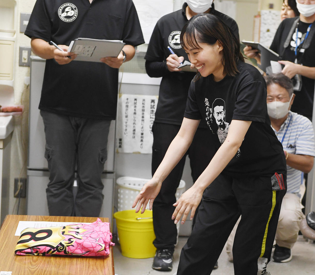 優勝戦の枠番選択で8枠の勝負服を取る佐藤摩弥（撮影・柴田隆二）