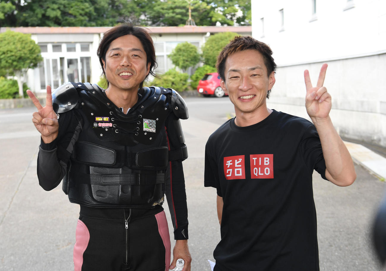 準決勝戦9Rで1着の有吉辰也（左）と2着の鈴木宏和はVサインする（撮影・柴田隆二）