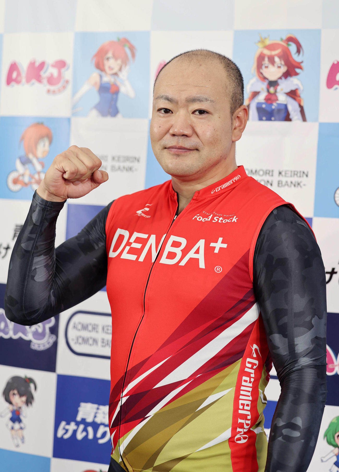 ポーズを決める隅田洋介（撮影・鈴木正人）