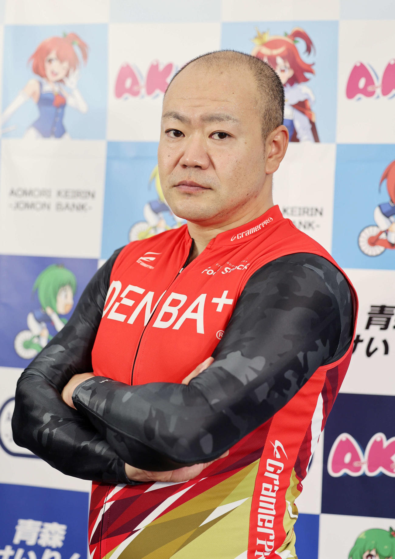 ポーズを決める隅田洋介（撮影・鈴木正人）