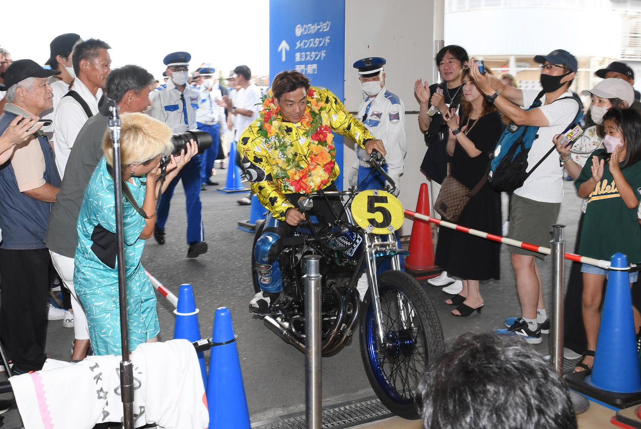 観客の中を青山周平は優勝戦表彰式にバイクで向かう（撮影・柴田隆二）