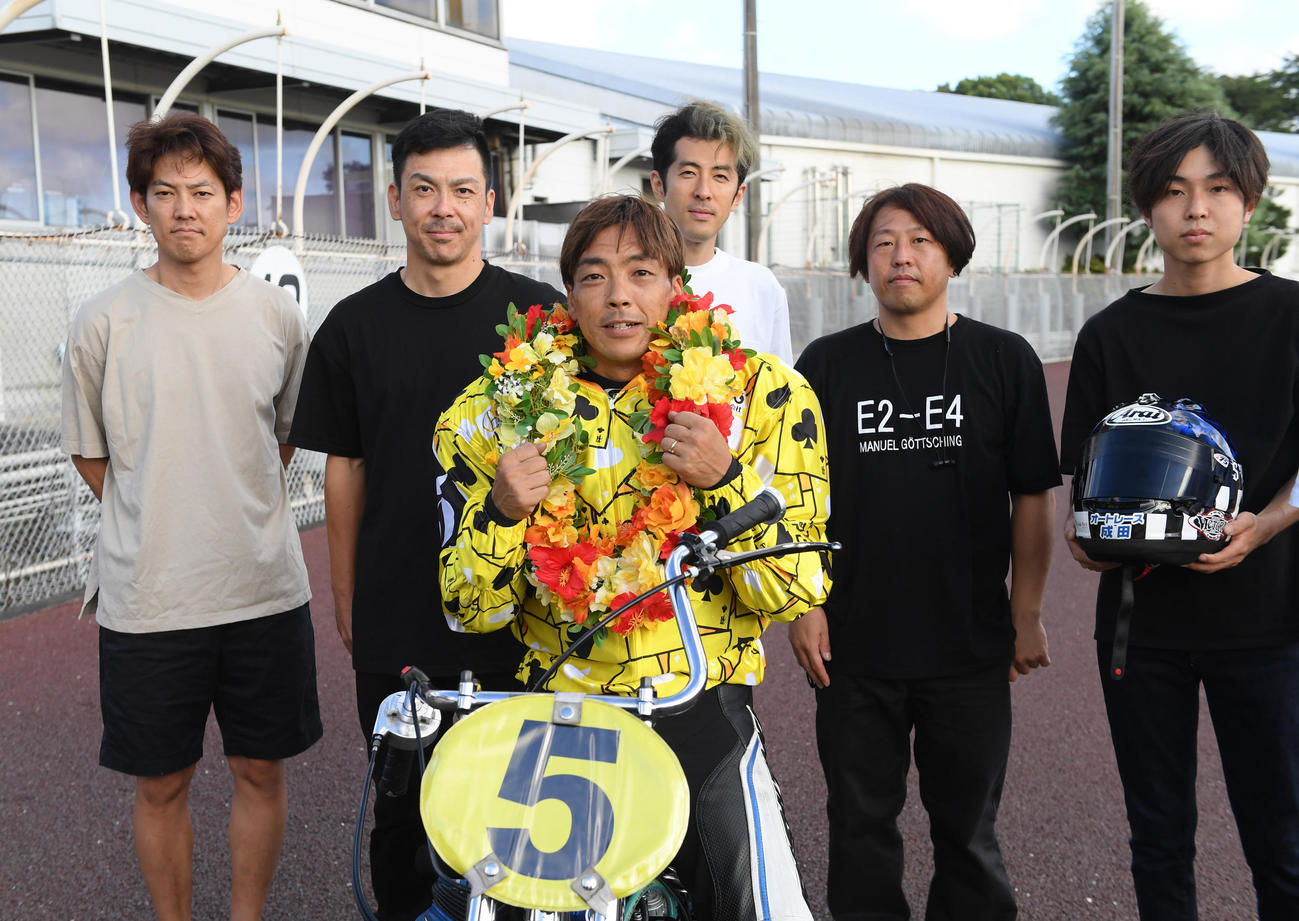 優勝した青山周平（中央）は仲間と記念撮影に納まる（撮影・柴田隆二）