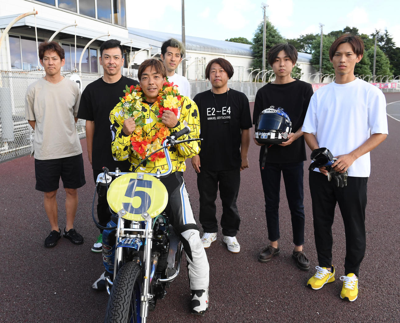 優勝した青山周平（中央）は仲間と記念撮影に納まる（撮影・柴田隆二）
