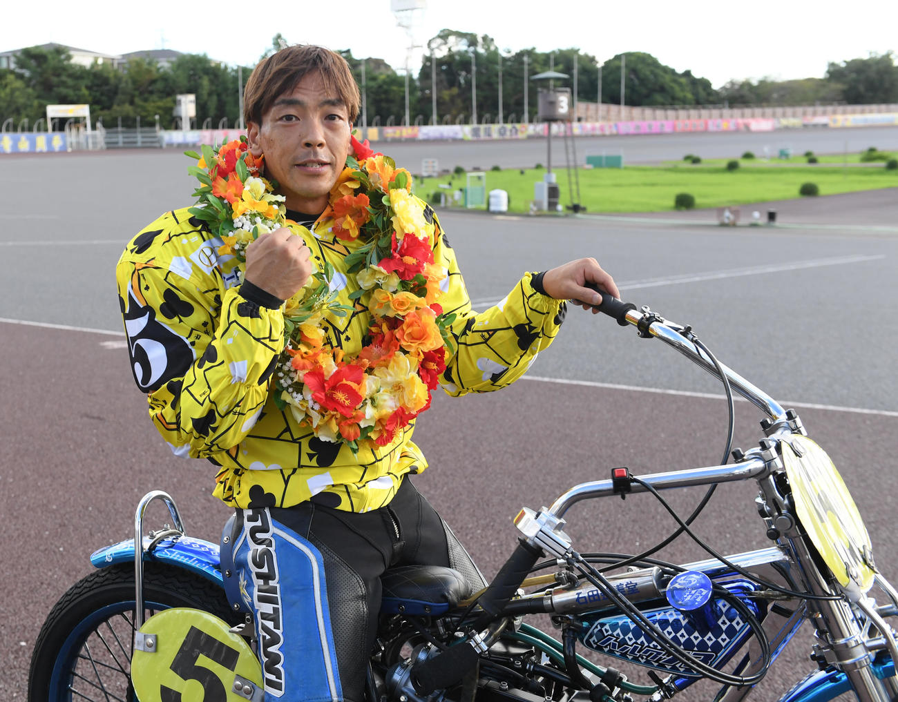優勝した青山周平はガッツポーズする（撮影・柴田隆二）