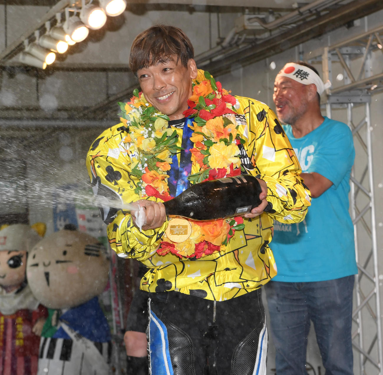 優勝戦表彰式でシャンパンファイトする青山周平、右はプロレスラーの越中詩郎（撮影・柴田隆二）