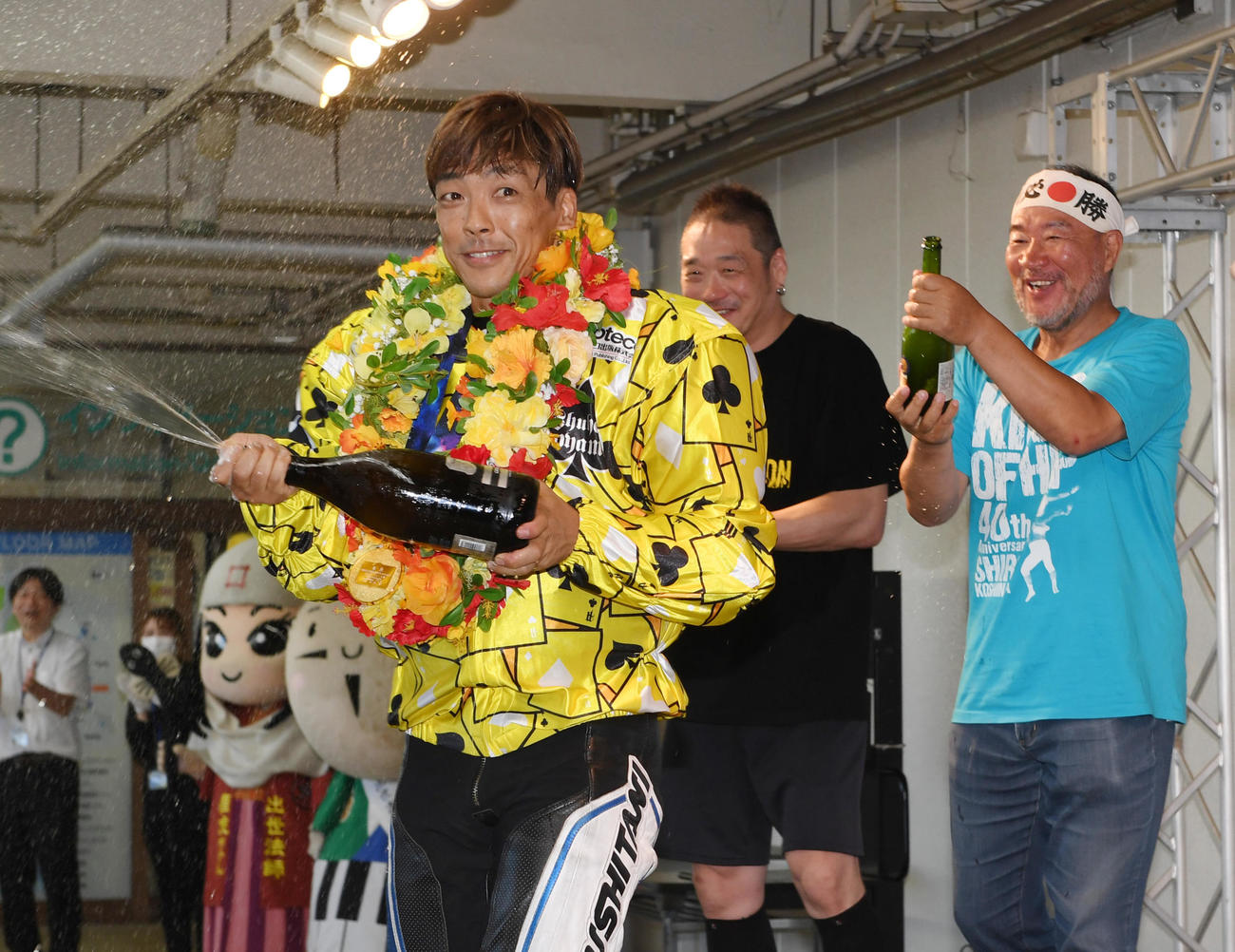 優勝戦表彰式でシャンパンファイトする青山周平、右はプロレスラーの越中詩郎（撮影・柴田隆二）