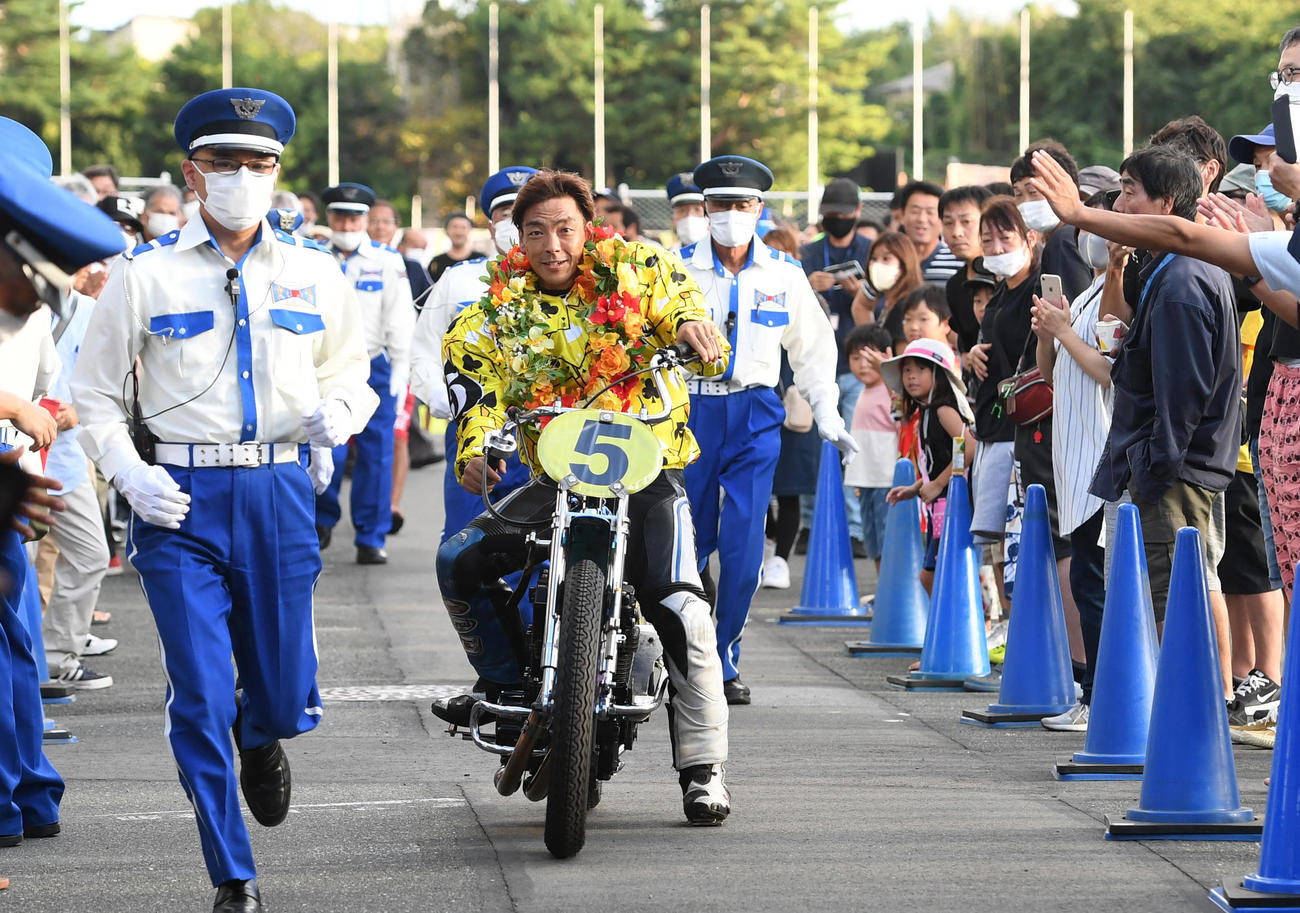 観客の中を青山周平は優勝戦表彰式にバイクで向かう（撮影・柴田隆二）
