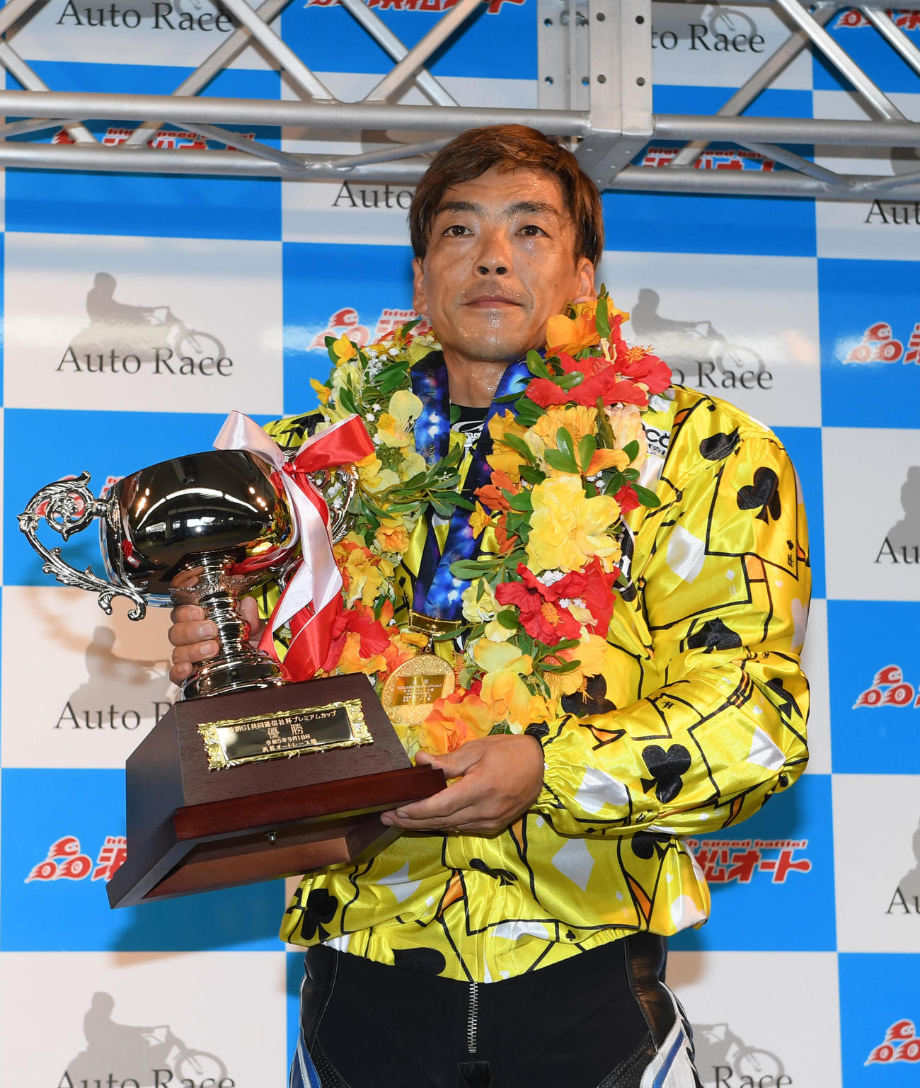 優勝戦表彰式で優勝カップを持つ青山周平（撮影・柴田隆二）