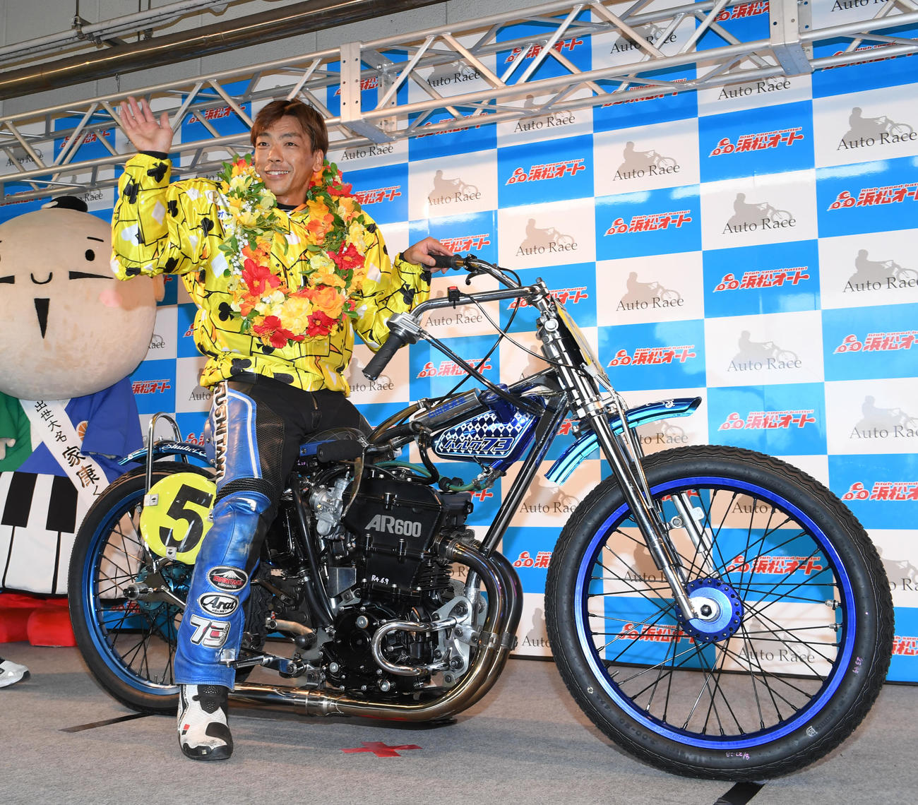 青山周平は優勝戦表彰式にバイクで登場した（撮影・柴田隆二）