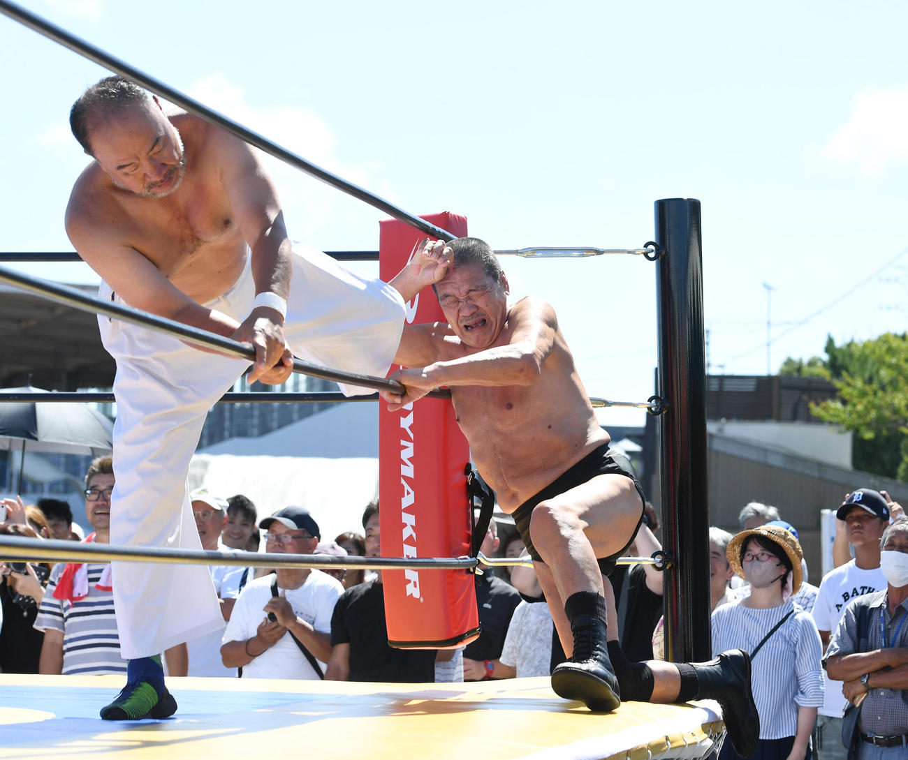 浜松オートでプロレス特別試合、越中詩郎（左）は藤原喜明にキックを浴びせる（撮影・柴田隆二）