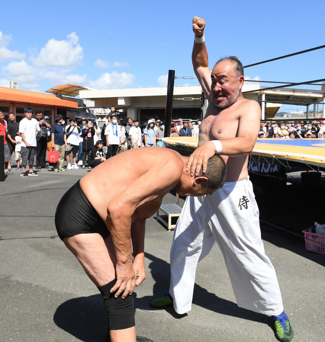 浜松オートでプロレス特別試合、場外乱闘で藤原喜明を攻める越中詩郎（撮影・柴田隆二）