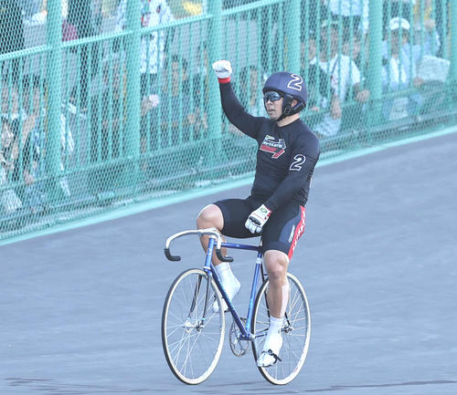 共同通信社杯を制し、ウイニングランでガッツポーズする深谷知広（撮影・鈴木正人）