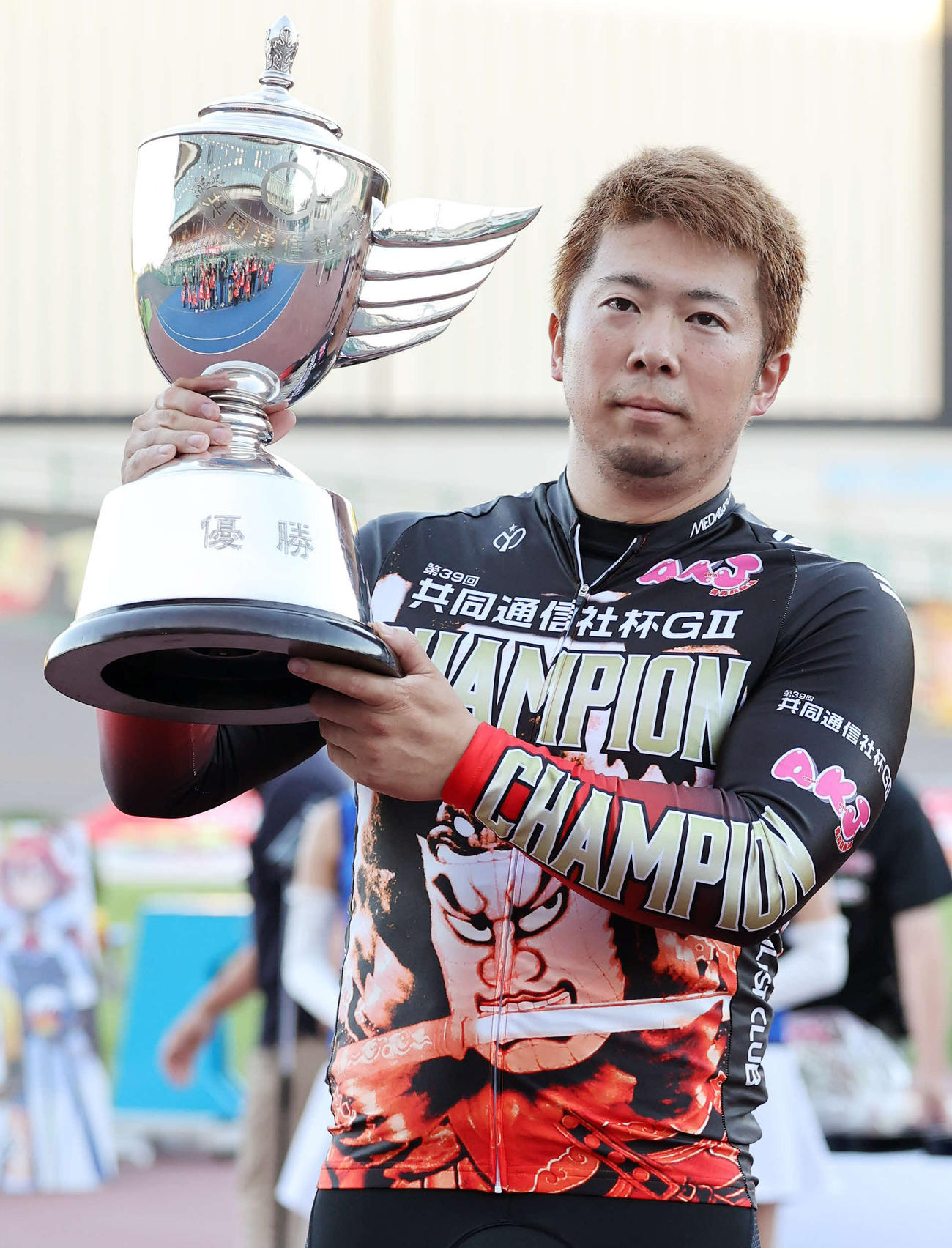 共同通信社杯を制し、優勝カップを手にする深谷知広（撮影・鈴木正人）