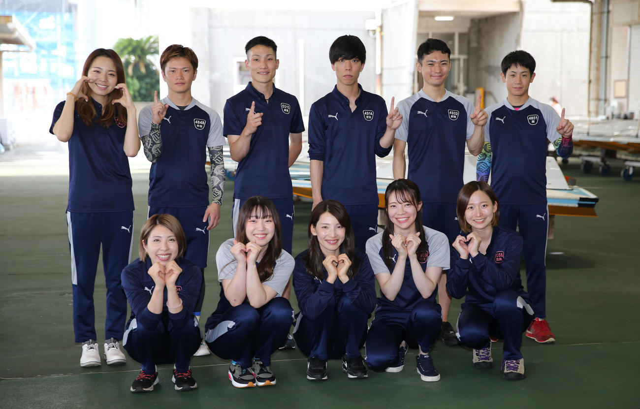 ドリーム戦メンバーと女子レーサー。後列左から大山千広、仲谷颯仁、高橋竜矢、吉田裕平、新開航、関浩哉、前列左から高田ひかる、小芦るり華、土屋南、中村かなえ、西岡成美