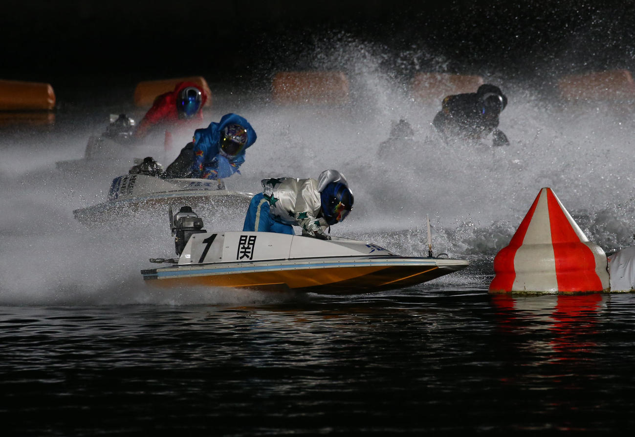 12R 1周2マーク　1着1号艇関浩哉、2着4号艇高橋竜矢（撮影・冨田成美）