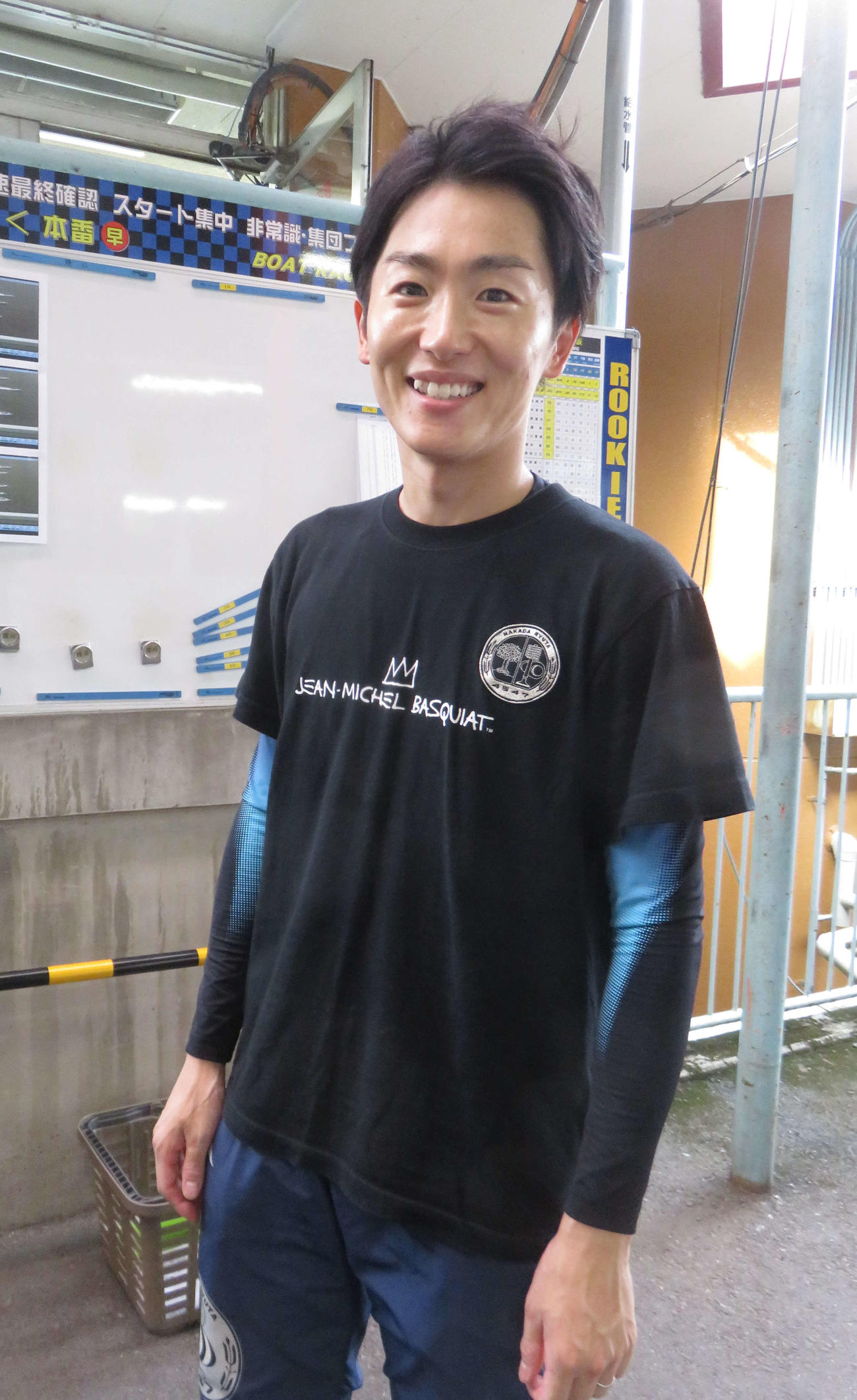 ピット内の掲示板で前検1番時計を確認する中田竜太