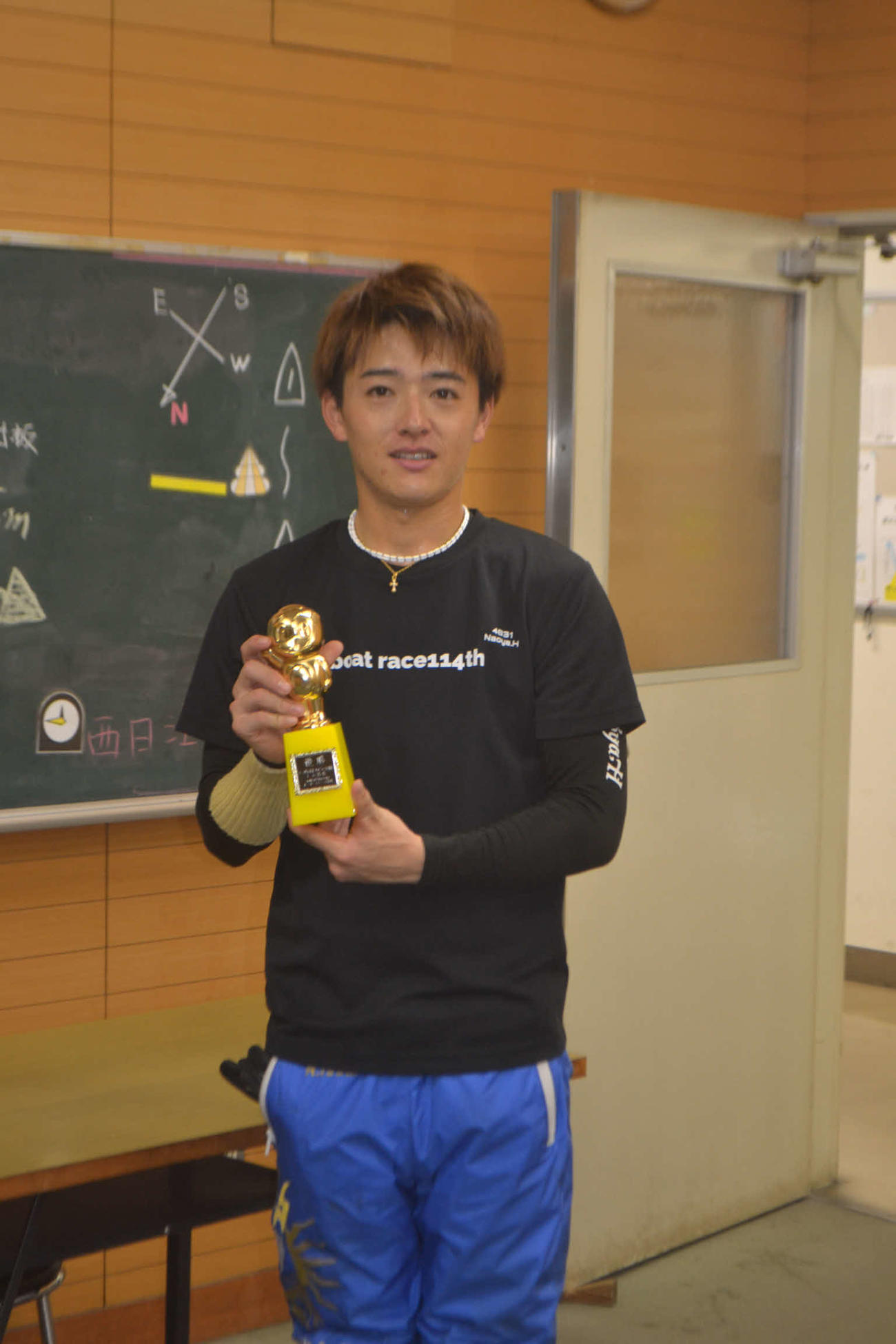 逃げた羽野直也が今年3度目の若松でのかっぱくんトロフィーを手に笑顔