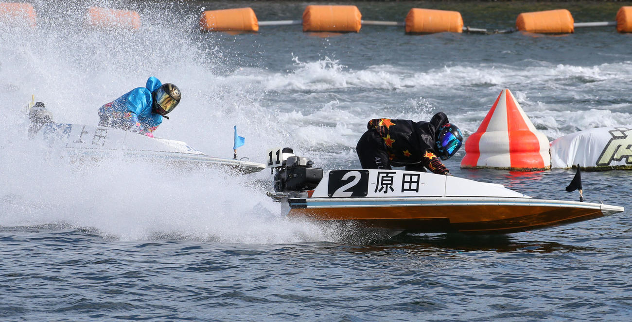1R 1周2マーク　1着2号艇原田才一郎、2着1号艇岡部大輝（撮影・冨田成美）