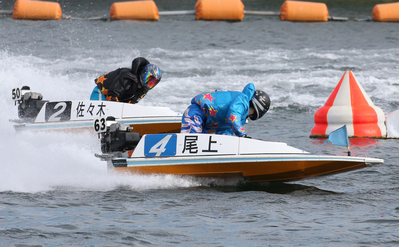 2R 1周2マーク　1着4号艇尾上雅也、2着6号艇上條暢嵩（撮影・冨田成美）